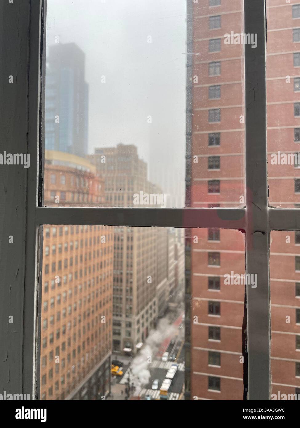 Midtown Manhattan, wie an einem nebeligen Tag durch ein Flügelfenster gesehen, 2025, New York City, USA - Smartphone-aufgenommenes Stockfoto
