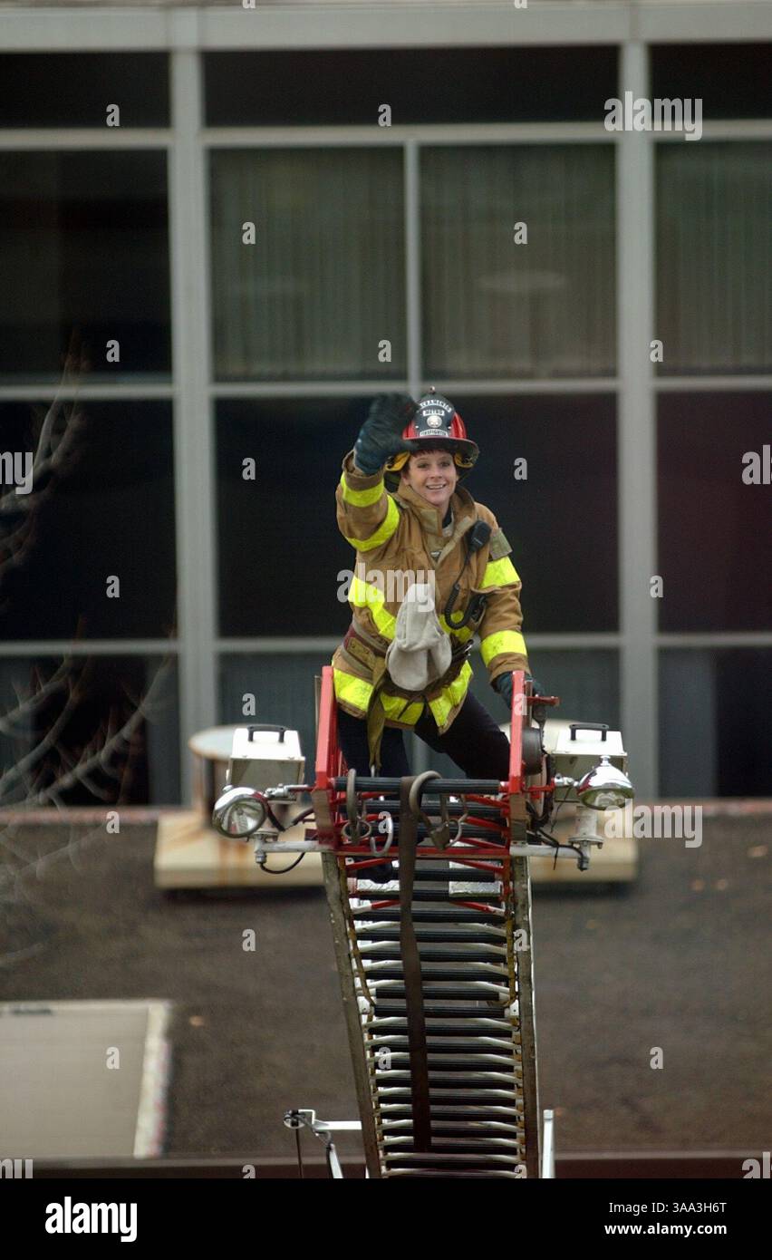 Barbie Law (cq) ein Feuerwehrmann von Station 109 in Carmichael, Kalifornien winkt den Kindern im Kinderflügel im 7. Stock des UC Davis Medical Center zu. Feuerwehrleute und Cargo Largo, lieferte mehr als 300 Spielzeug an die Kinder im Krankenhaus Donnerstag Morgen. Sacramento Bee Foto von Jose Luis Villegas 6. Dezember 2001 Sacramento Bee/ZUMA Press Stockfoto