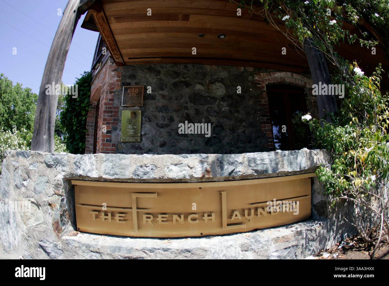 Juni 2005; Yountville, Kalifornien, USA; das French Laundry befindet sich in einer eleganten Steinresidenz aus der Jahrhundertwende im Herzen von Kaliforniens Napa Valley und liegt inmitten eines bezaubernden Landgartens. Dieser idyllische Ort ist der Ort für die innovative, preisgekrönte Küche von Chef Thomas Keller. Seine modernen Gerichte bieten eine subtile Mischung aus klassischer französischer Tradition und regionaler Küche. Die Menüs mit festpreisen werden von über 600 verschiedenen Weinen aus aller Welt begleitet. Obligatorischer Hinweis: Foto von Mike Fox/ZUMA Press. (©) Copyright 2005 von Mike Fox Stockfoto