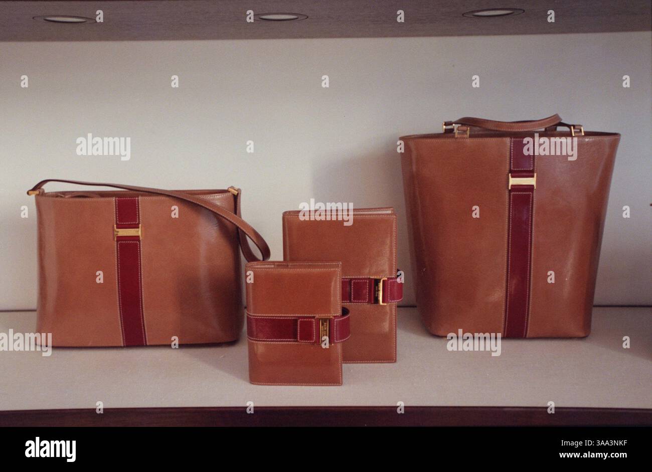 Kate Spade hat am Donnerstag, den 8. November 2001, in ihrem San Francisco Laden auf der Grant Avenue am Union Square in San Francisco gepackt. (Sacramento Bee/Michael A. Jones) /ZUMA Press Stockfoto