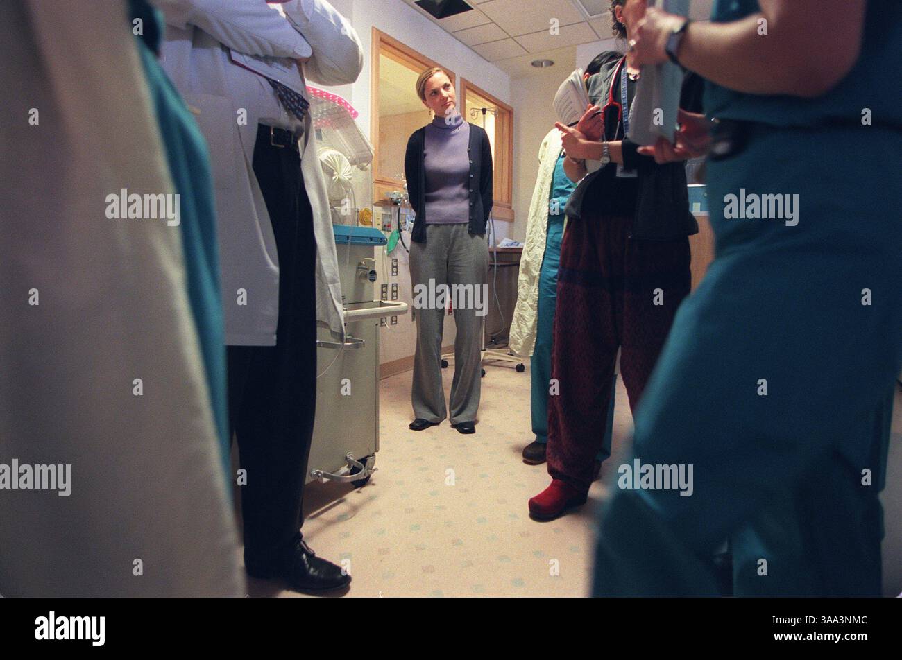 Karin Shavelson, Center, eine UC Davis Medical Studentin, macht einen „zweiten Blick“ im San Francisco General Hospital für ihre pädiatrische Facharztausbildung. Der behandelnde Arzt, Dr. Bill Taeusch, bespricht den Fortschritt der Säuglinge mit den medizinischen Praktikanten/Wohnheimen während der medizinischen Rundgänge in der Neugeborenen-Kindergärtnerei des San Francisco General Medical Center. Donnerstag, 8. Februar 2001. (Sacramento Bee/Michael A. Jones) /ZUMA Press Stockfoto