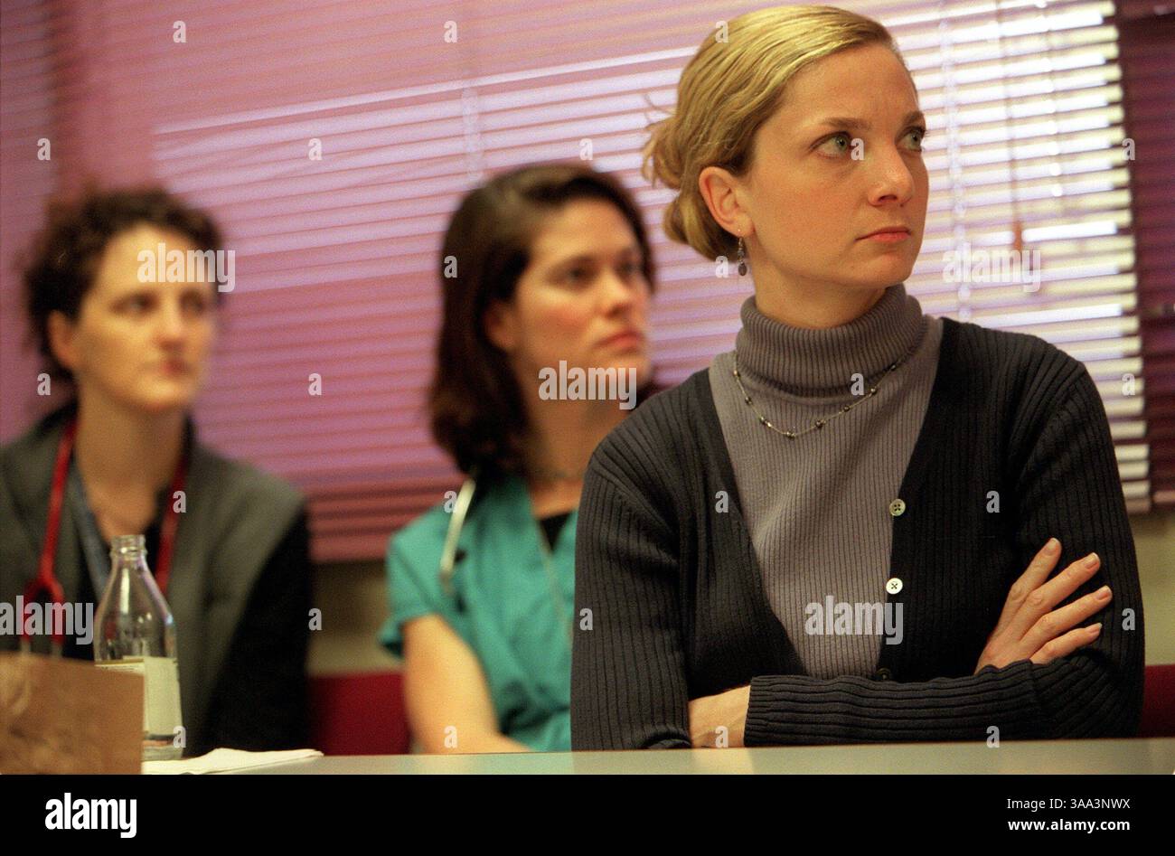 Karin Shavelson, richtig, eine UC Davis Medical Studentin, macht einen „zweiten Blick“ im San Francisco General Hospital für ihre pädiatrische Facharztpraxis. Sie nimmt am Vormittagstreffen um 8 Uhr morgens in der Neugeborenen-Nursery-Abteilung des San Francisco General Hospital Teil. Donnerstag, 8. Februar 2001. (Sacramento Bee/Michael A. Jones) /ZUMA Press Stockfoto