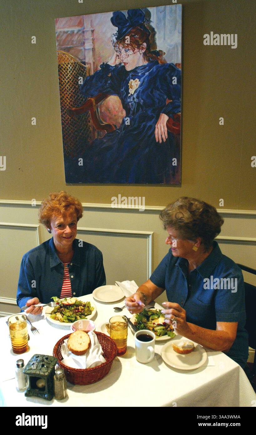 Georgene Ragusa und Barbara Lee Hugo genießen ein Mittagessen im Restaurant Belle La Vie in der 5539 H Street. Sacramento CA. Das Gemälde heißt Messing Screen vom lokalen Künstler Toby Jacone zum Verkauf, 200,00 The Sacramento Bee Erhardt Krause 10/25/01 /ZUMA Press Stockfoto