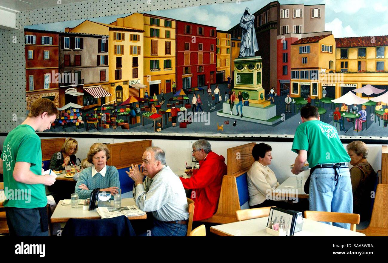 Mit dem Wandgemälde Campo Dei Fiori (A plaza in Rome) von Jo Ann Marquardt 1994 an der Wand nimmt Seth Wagner (Speiseservice) eine Mittagsbestellung von Mr. & Mrs. David und Barbara Kennedy aus Sacramento am Burr's Fountain 4920 Folsom Blvd, Sacramento. Die Sacramento Bee Erhardt Krause 11/13/01 /ZUMA Press Stockfoto