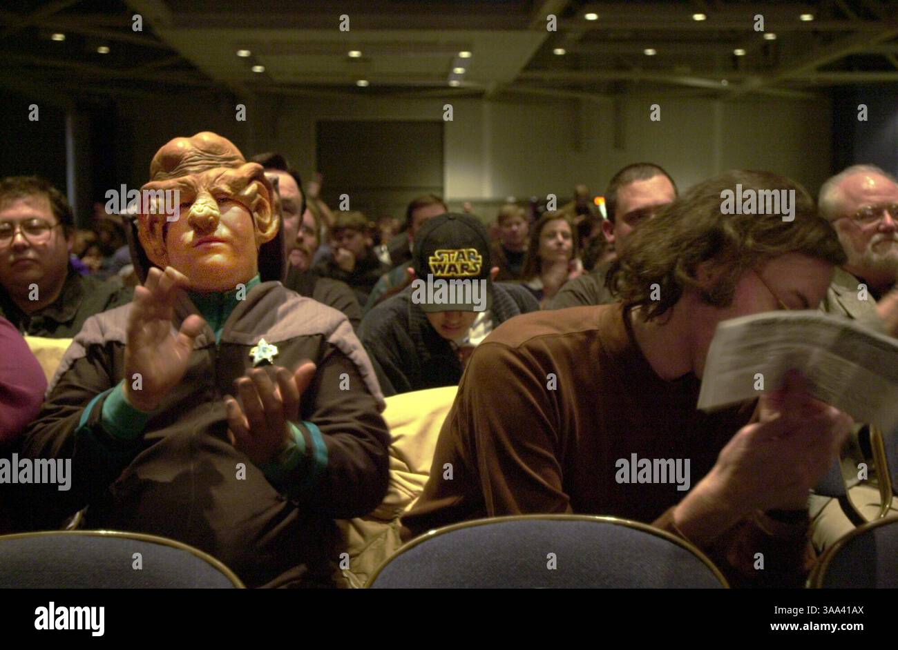 -- Samstag, 27. Januar 2001, Sacramento, Kalifornien, Scott Carey, 26, aus San Pablo, verkleidet als Feringi aus der Star Trek-Fernsehshow CLAPS am Ende einer Präsentation von Robert Duncan McNeill ''Paris'', und Roxann Dawson ''Torres'', von Star Trek Voyager Samstagnachmittag während der Creation Entertainment Science Fiction Convention im Convention Center, die Sonntag von 12 bis 18 Uhr fortgesetzt wird die Sacramento Bee Hector AMEZCUA Assignummer 1789 /ZUMA Press Stockfoto