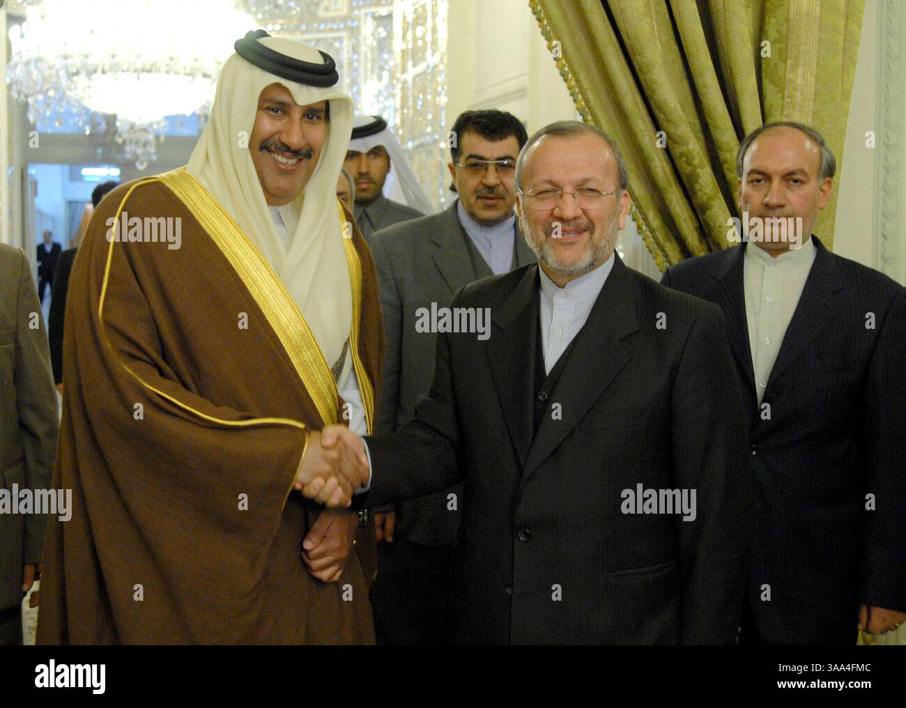 21. Januar 2007 - Teheran, IRAN - der iranische Außenminister Manouchehr Mottaki (R) schüttelt vor einer Pressekonferenz in Teheran die Hand mit katarischem Außenminister Scheich Hamad bin Jassem Al-Thani. Die Kontroverse über das Nuklearprogramm TehranÕs müsse durch Gespräche gelöst werden, sagte der erste stellvertretende Ministerpräsident und Außenminister Scheich Hamad bin Jassim bin Jabor al-Thani. "IranÕs Nuklearfall sollte durch Gespräche gelöst werden, statt Gewalt anzuwenden. Katar weiß, dass der Iran eine zentrale Rolle in der Region spielt“, sagte er gegenüber Reportern nach einem Treffen mit dem iranischen Außenminister Manouchehr Mottaki. Stockfoto