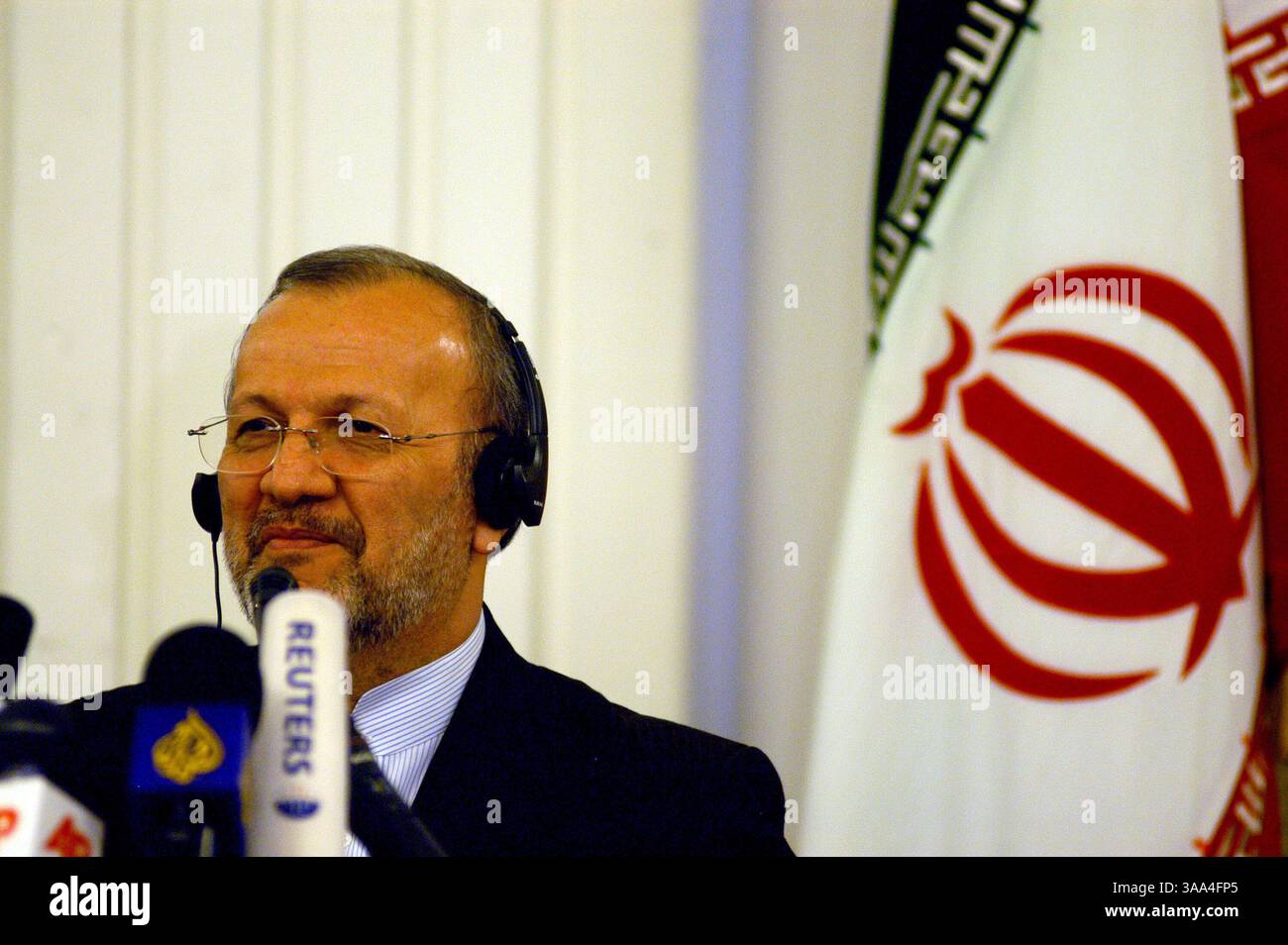 21. Januar 2007 - Teheran, IRAN - Irans Außenminister Manouchehr Mottaki nimmt an einer gemeinsamen Pressekonferenz mit katarischem Außenminister Scheich Hamad bin Jassem Al-Thani, ungesehen, in Teheran Teil. Die Kontroverse über das Nuklearprogramm TehranÕs müsse durch Gespräche gelöst werden, sagte der erste stellvertretende Ministerpräsident und Außenminister Scheich Hamad bin Jassim bin Jabor al-Thani. "IranÕs Nuklearfall sollte durch Gespräche gelöst werden, statt Gewalt anzuwenden. Katar weiß, dass der Iran eine zentrale Rolle in der Region spielt“, sagte er gegenüber Reportern nach einem Treffen mit dem iranischen Außenminister Manouchehr Mottaki. Stockfoto