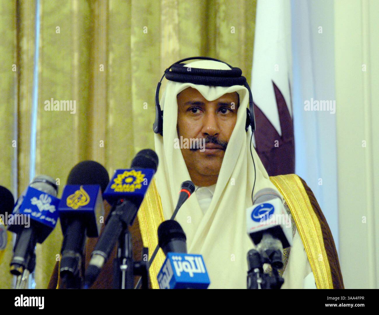 21. Januar 2007 - Teheran, IRAN - KATARISCHER Außenminister Scheich Hamad bin Jassem Al-Than nimmt an einer gemeinsamen Pressekonferenz mit dem iranischen Außenminister Manouchehr Mottaki, ungesehen, in Teheran Teil. Die Kontroverse über das Nuklearprogramm TehranÕs müsse durch Gespräche gelöst werden, sagte der erste stellvertretende Ministerpräsident und Außenminister Scheich Hamad bin Jassim bin Jabor al-Thani. "IranÕs Nuklearfall sollte durch Gespräche gelöst werden, statt Gewalt anzuwenden. Katar weiß, dass der Iran eine zentrale Rolle in der Region spielt“, sagte er gegenüber Reportern nach einem Treffen mit dem iranischen Außenminister Manouchehr Mottaki. Stockfoto