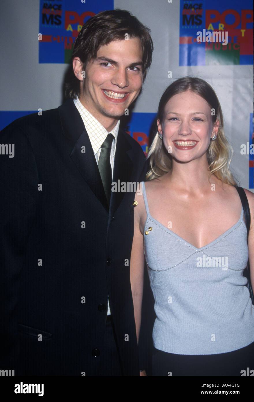28. April 2000 – Los Angeles, CA, USA – ASHTON KUTCHER bei einem „Race to Erase M.S.“-Event mit Januar Jones. Stockfoto