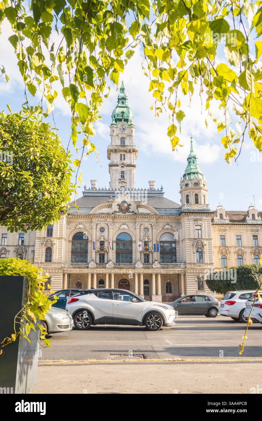 Győr, Ungarn – 25. September 2024: Rathaus und Autos auf der Straße, vertikale Ansicht Stockfoto