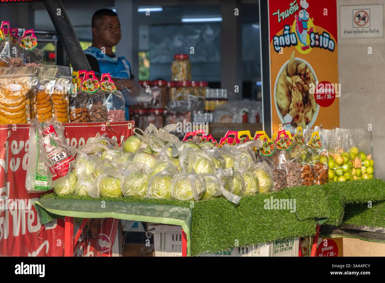 THAILAND, 17. März 2024, Street Shop bietet frisches Obst Stockfoto