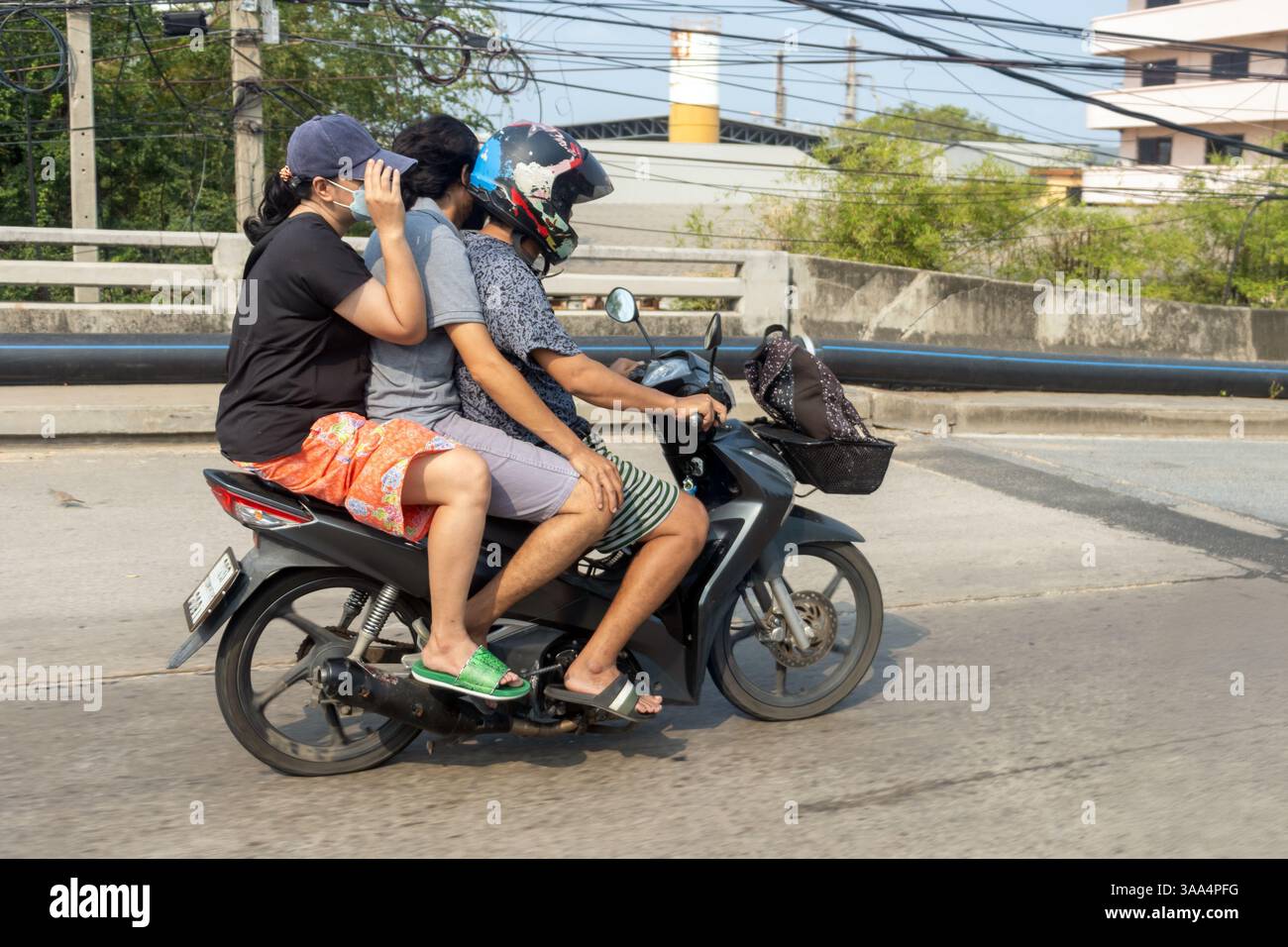 Drei junge Leute fahren Motorrad, Bangkok, Thailand Stockfoto