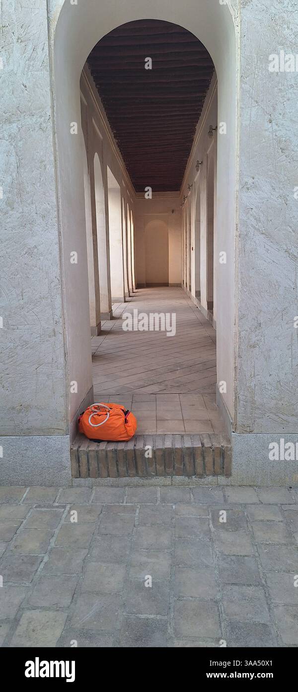 Option 1 (Deskriptiv): Kalat Ahram Castle, ein gut erhaltenes Beispiel traditioneller Architektur aus dem 19. Jahrhundert in Bushehr, Südiranien. Das ist KIS Stockfoto