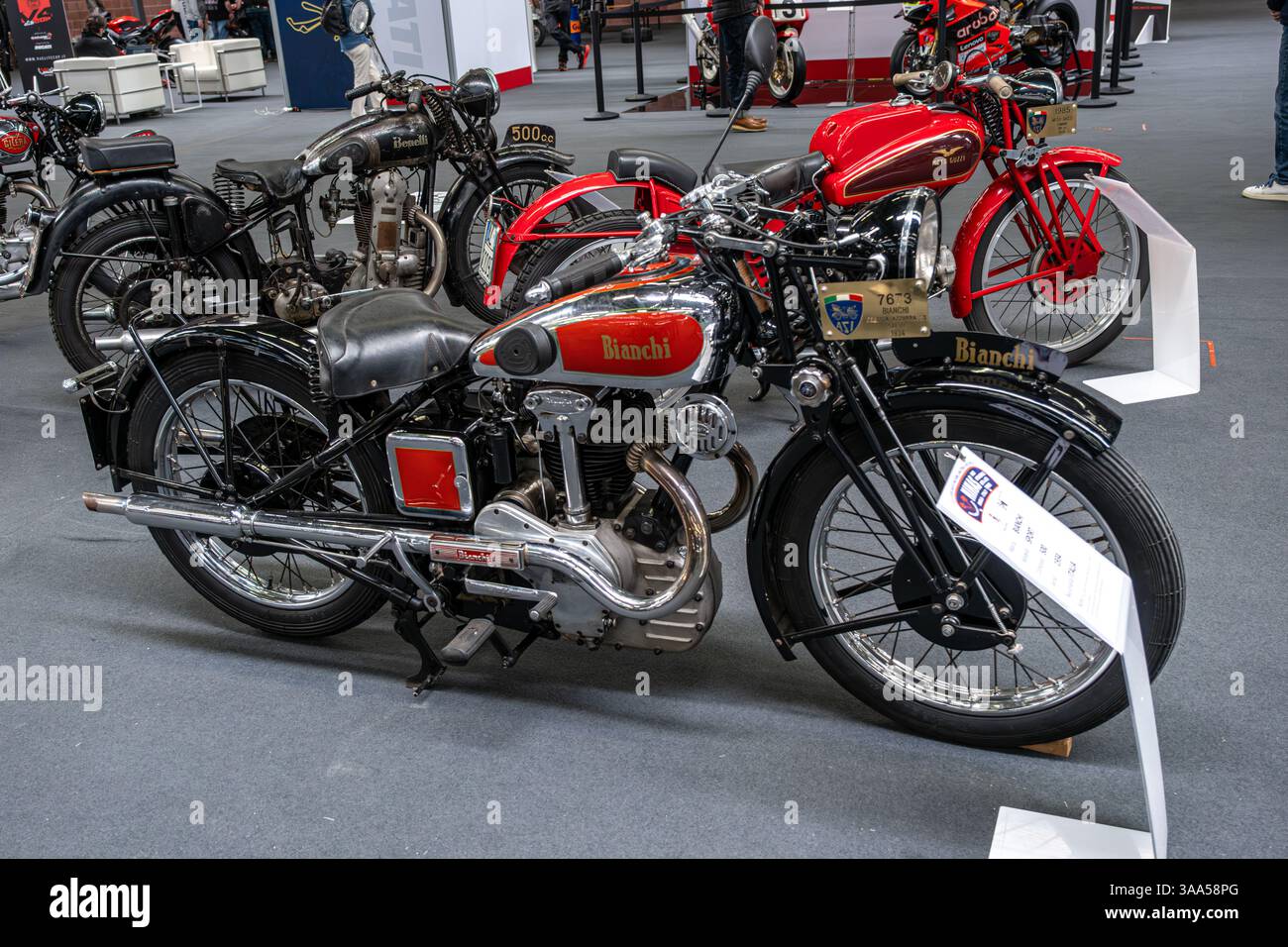 Modea, Italien: 2025 03 30 Motor fest Expo Motorbike Bianchi Motorräder, einschließlich eines Bianchi 500, werden in Innenräumen ausgestellt. Hochwertige Fotos Stockfoto
