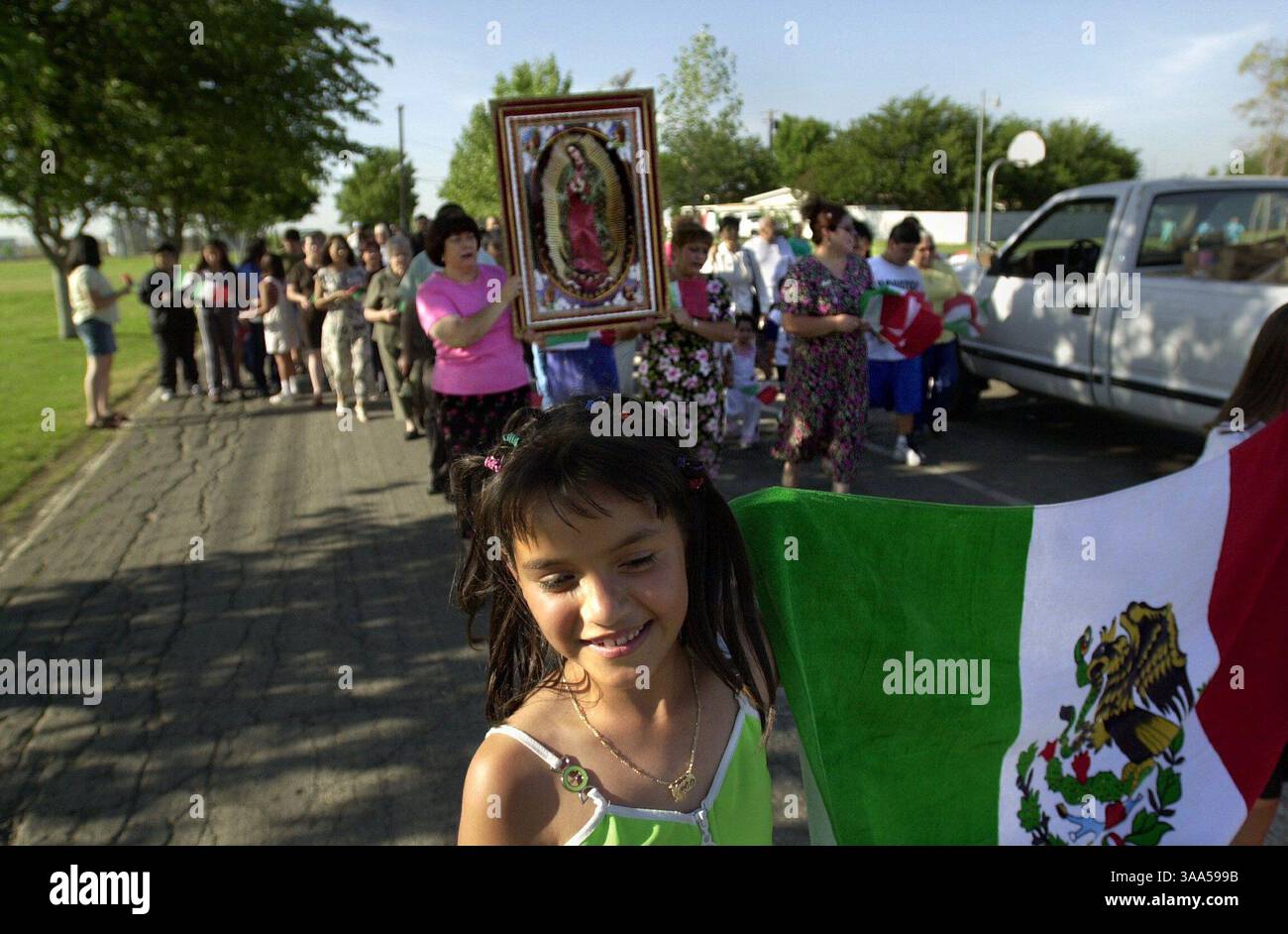 Lupita Porto, 9 Jahre alt, führt eine Prozession im Fred H. Rahrman Migrant Center außerhalb von Dixon, CA., Dienstag, 19. Juni 2001, als eine Delegation der United States Conference of Catholic Bischops das Lager besucht. Die Prozession umfasste die Delegation zusammen mit den Migrantenfamilien, die im Lager leben. Die Konferenz findet diese Woche in Sacramento Anhörungen zur kalifornischen Landwirtschaft statt. (Sacramento Bee/Jose M. Osorio) die Sacramento Bee/ZUMA Press Stockfoto