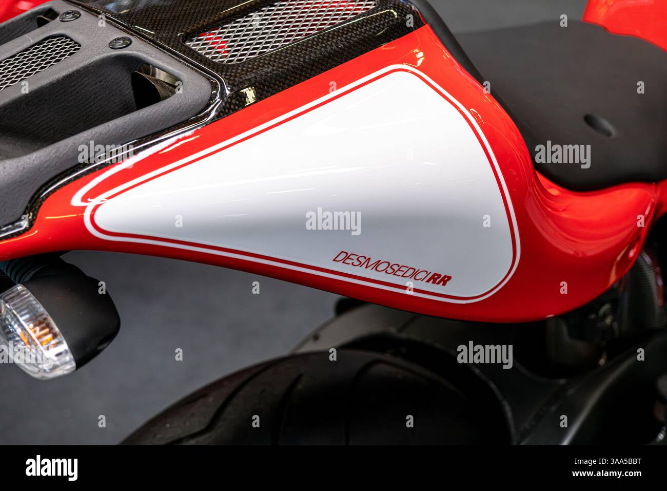 Modea, Italien: 2025 03 30 Motor fest Expo Motorrad Ein markantes rotes Ducati Desmosedici RR Superbike, ein seltenes und leistungsstarkes Motorrad. Hochwertige Fotos Stockfoto