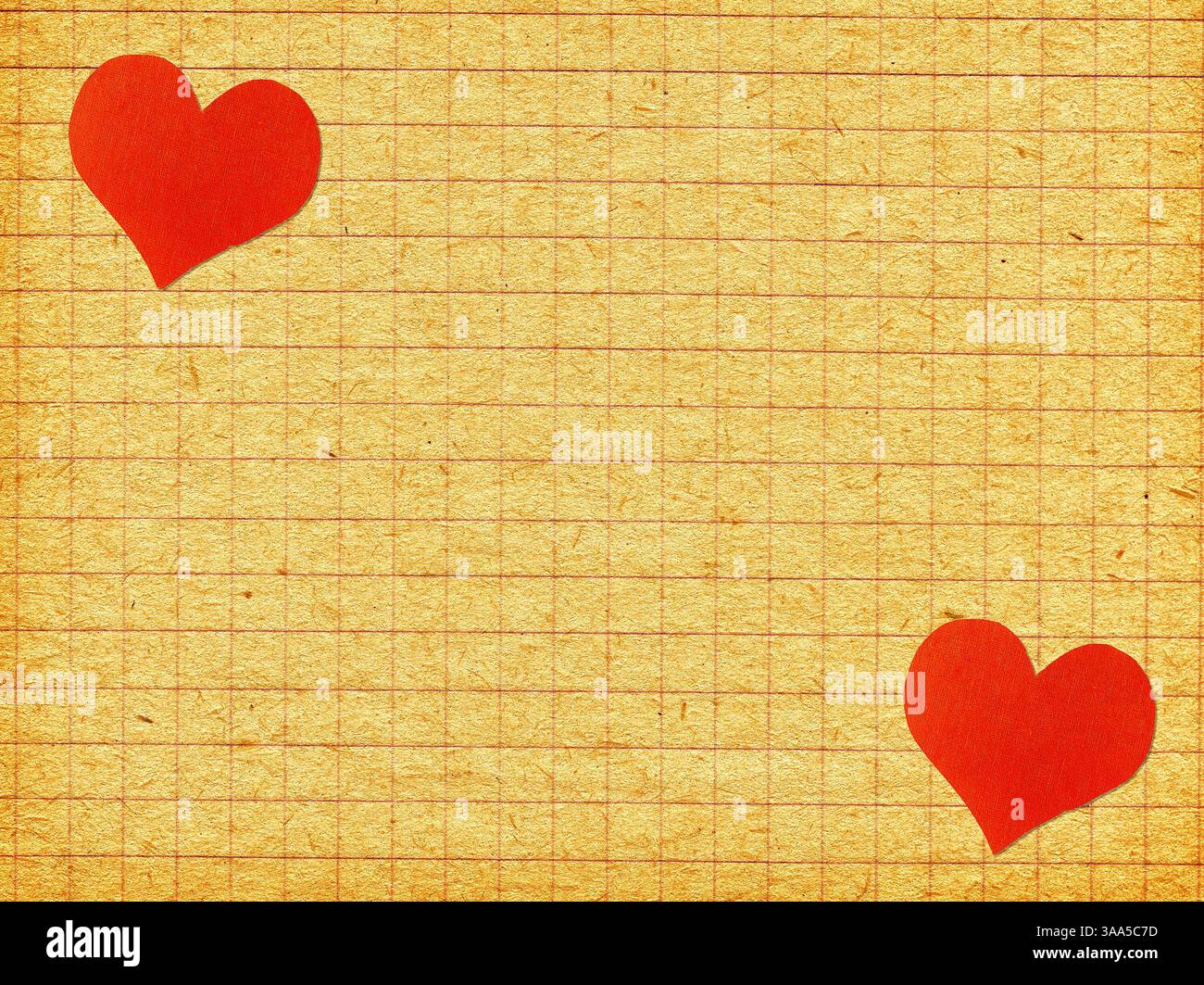 Zwei rote Herzen Form auf dem alten Papier Hintergrund Nahaufnahme Stockfoto