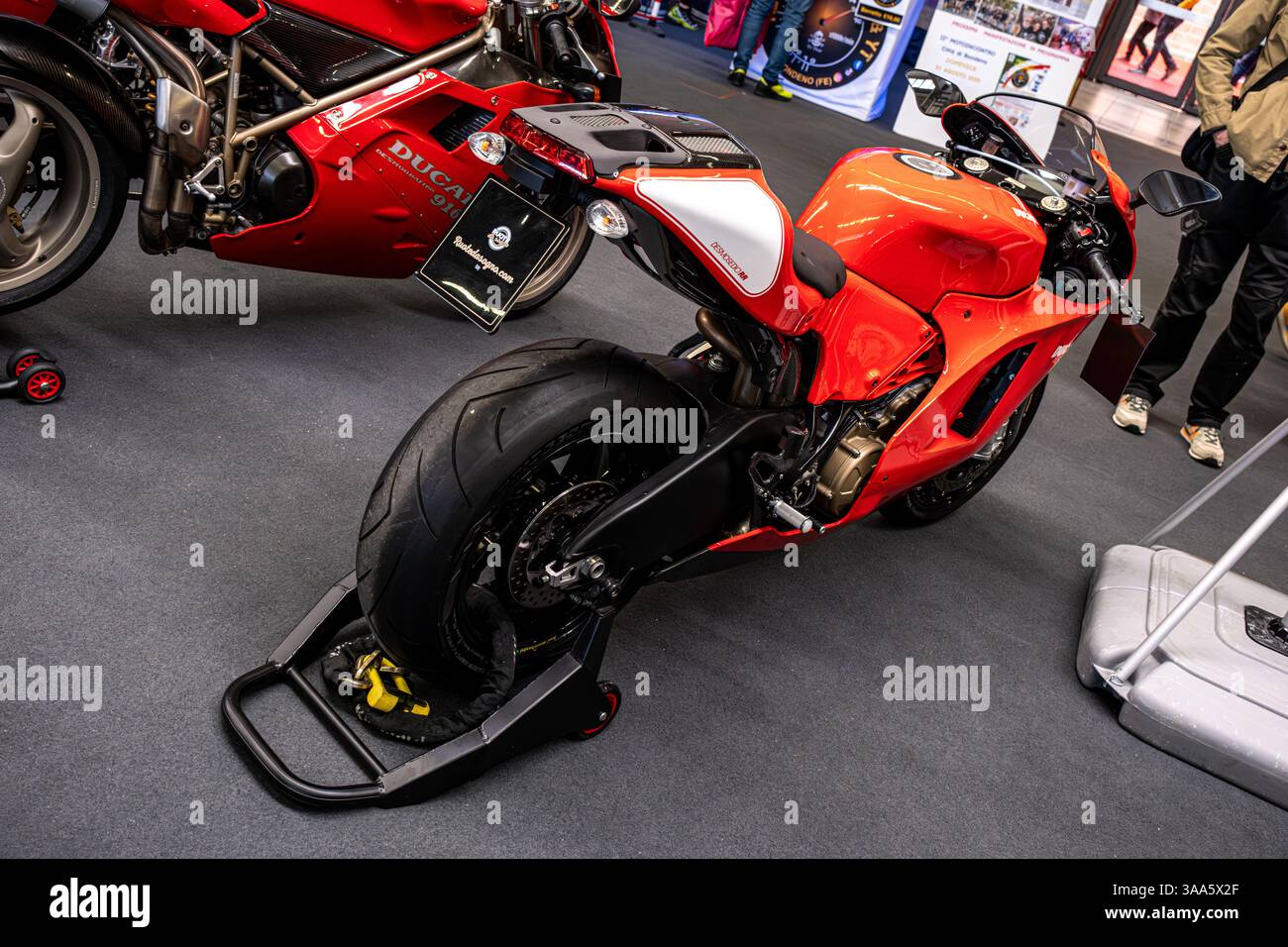 Modea, Italien: 2025 03 30 Motor fest Expo Motorrad Ein markantes rotes Ducati Desmosedici RR Superbike, ein seltenes und leistungsstarkes Motorrad. Hochwertige Fotos Stockfoto