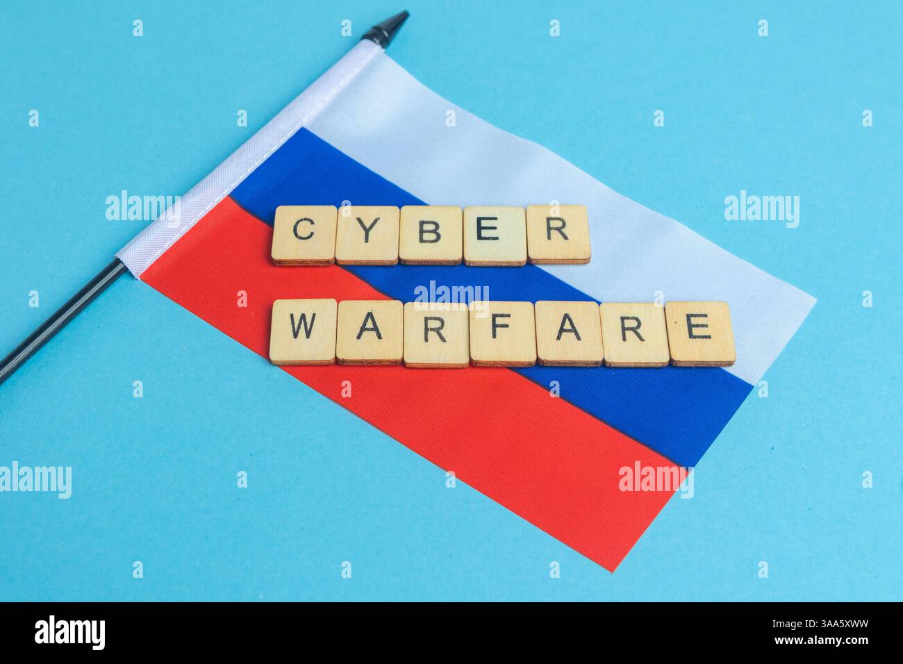 Die Nationalflagge der Russischen Föderation, zusammen mit einem Schild mit der Aufschrift Cyber Warfare Stockfoto