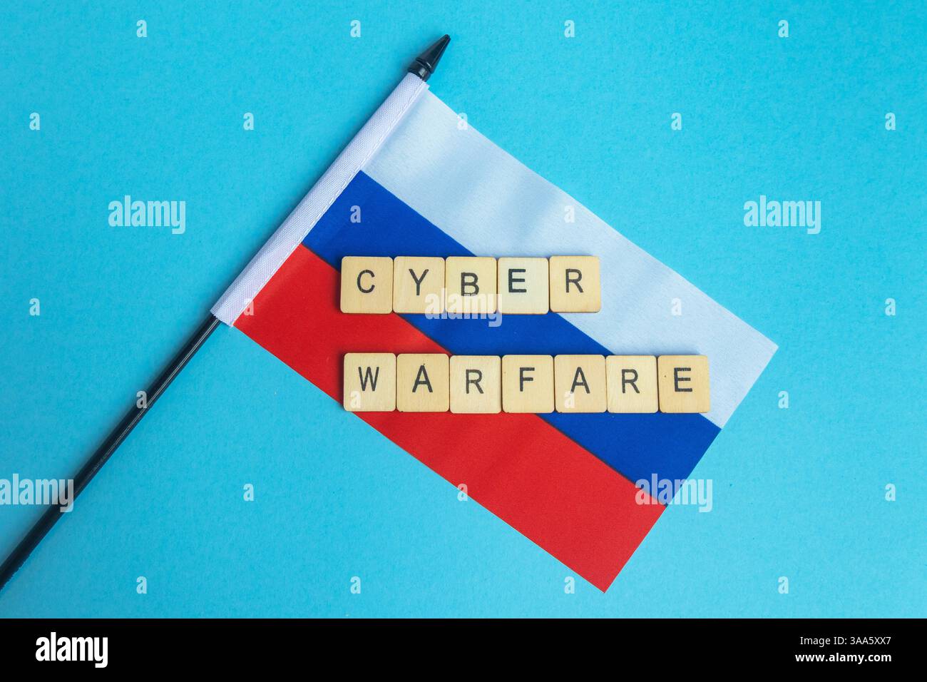 Die Nationalflagge der Russischen Föderation, zusammen mit einem Schild mit der Aufschrift Cyber Warfare Stockfoto