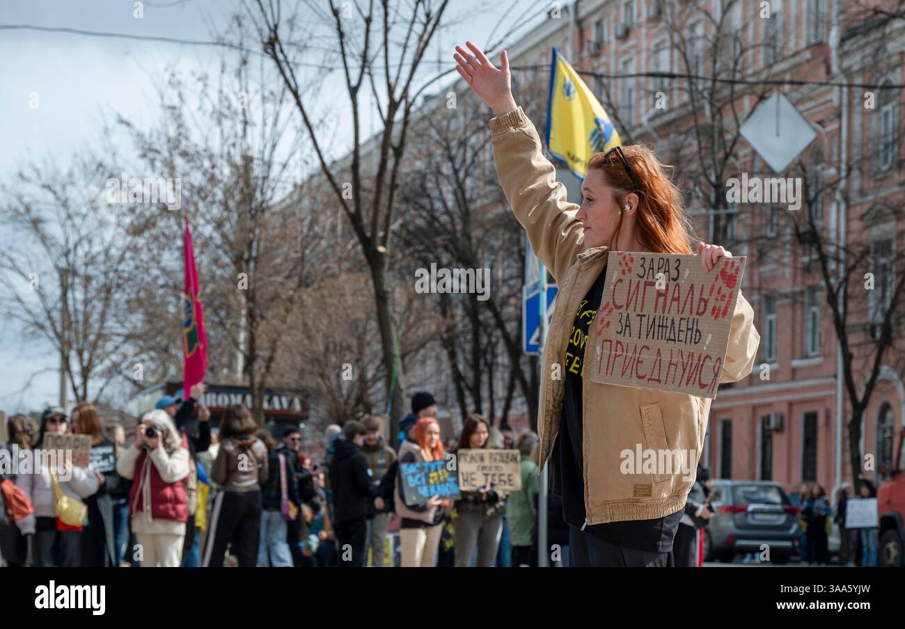Kiew, Ukraine - 30. März 2025: Eine lebhafte Menschenmenge versammelt sich zur Freie Asow-Kundgebung, schwenkt Fahnen und hält Zeichen, die Gerechtigkeit und Solidarität für ukrainische Verteidiger fordern. Quelle: Artem Hvozdkov /Alamy Live News Stockfoto