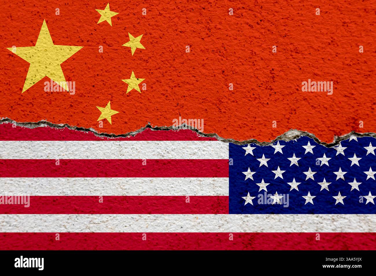 USA und China Flaggen auf zerrissenem Betonhintergrund, USA und China Handelskrieg, USA und China Handelsbeziehungen, Handelskrieg Symbole, Zollbarrieren zwischen Stockfoto