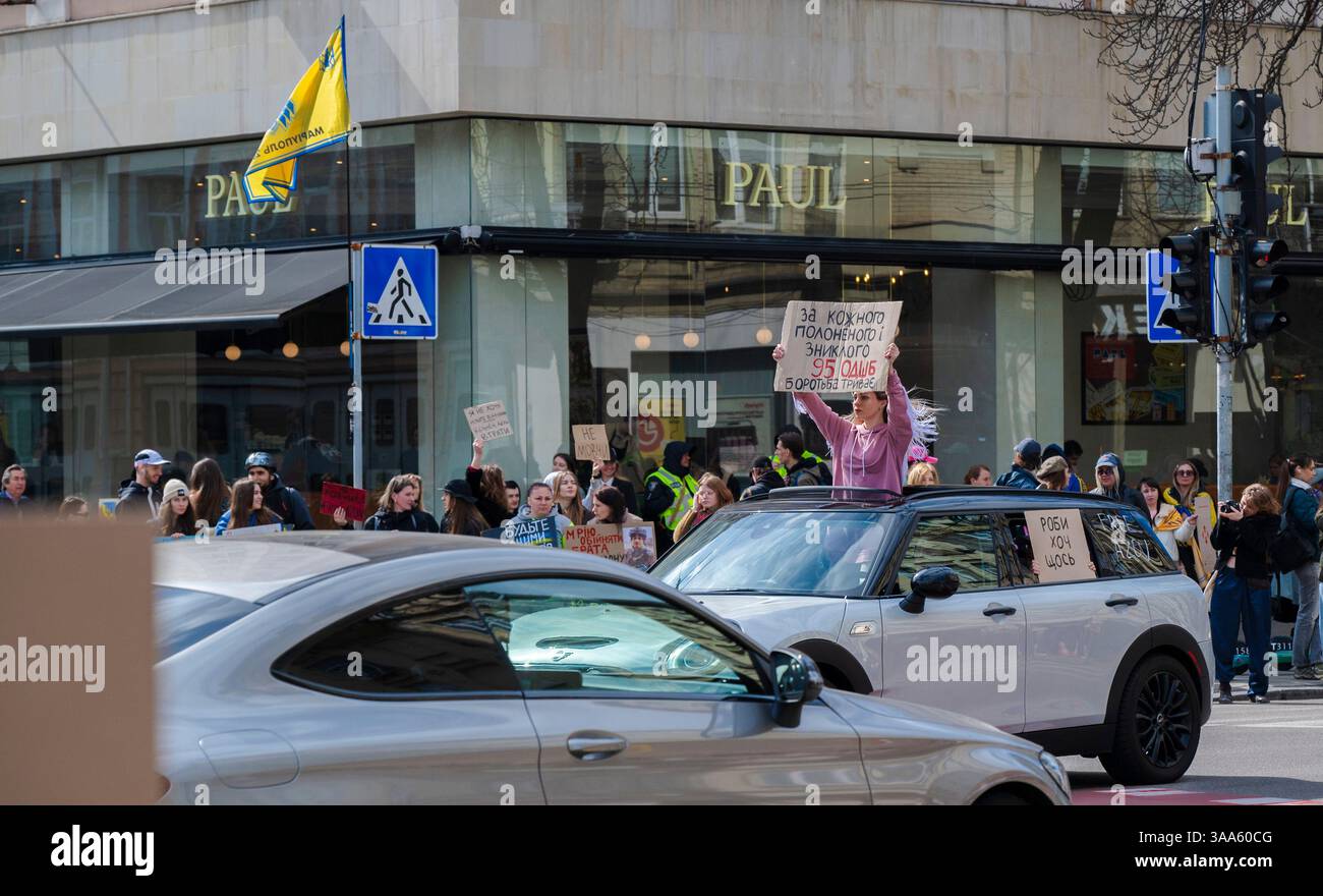 Kiew, Ukraine - 30. März 2025: Eine lebhafte Menschenmenge versammelt sich in Kiew, um die Freie Asow-Kundgebung zu unterstützen. Die Demonstranten halten Zeichen, die ihre Solidarität angesichts des anhaltenden Konflikts und der Besatzung zum Ausdruck bringen. Quelle: Artem Hvozdkov /Alamy Live News Stockfoto