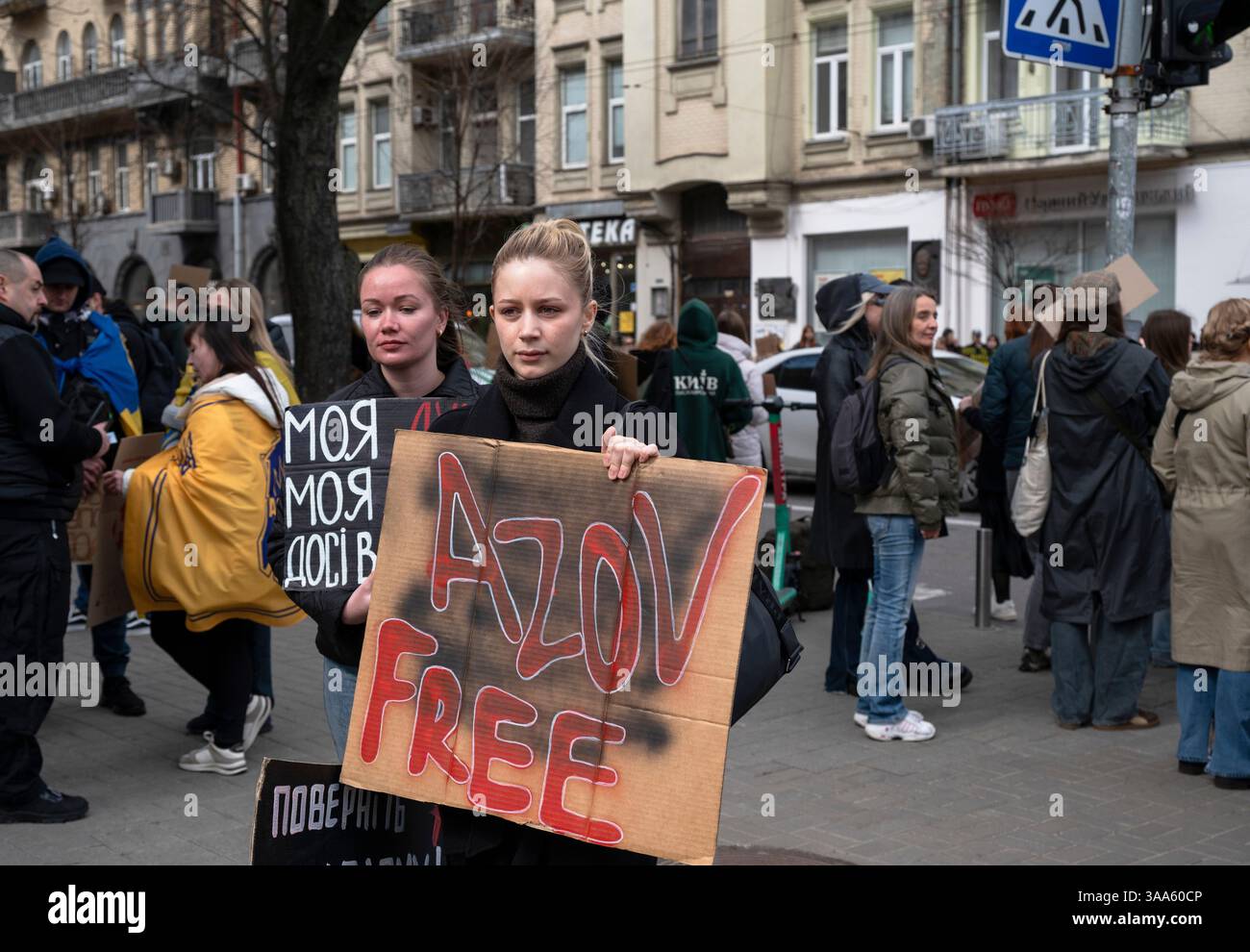 Kiew, Ukraine - 30. März 2025: Aktivistinnen und Aktivistinnen versammeln sich leidenschaftlich in den Straßen Kiews und halten Zeichen zur Unterstützung der Befreiung Asows, die einen Geist der Entschlossenheit und Solidarität verkörpern. Quelle: Artem Hvozdkov /Alamy Live News Stockfoto
