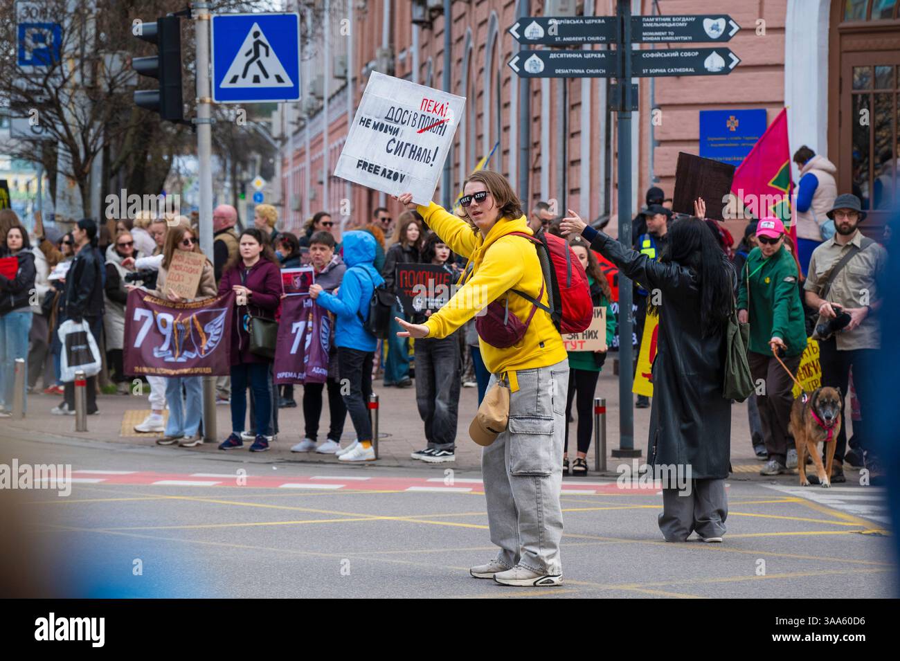 Kiew, Ukraine - 30. März 2025: Eine lebhafte Kundgebung im Herzen der Stadt versammelt Menschenmassen, die Zeichen der Solidarität mit Asow halten. Quelle: Artem Hvozdkov /Alamy Live News Stockfoto