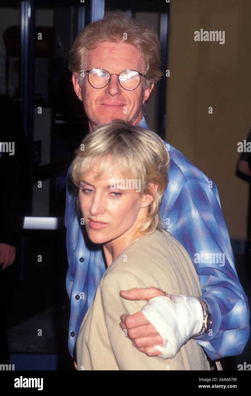 Mai 1997; Los Angeles, CA, USA; SCHAUSPIELER ED BEGLEY JR. Und Schauspielerin MICHELLE JOHNSON bei der Filmpremiere „The Lost World: Jurassic Park“. Stockfoto