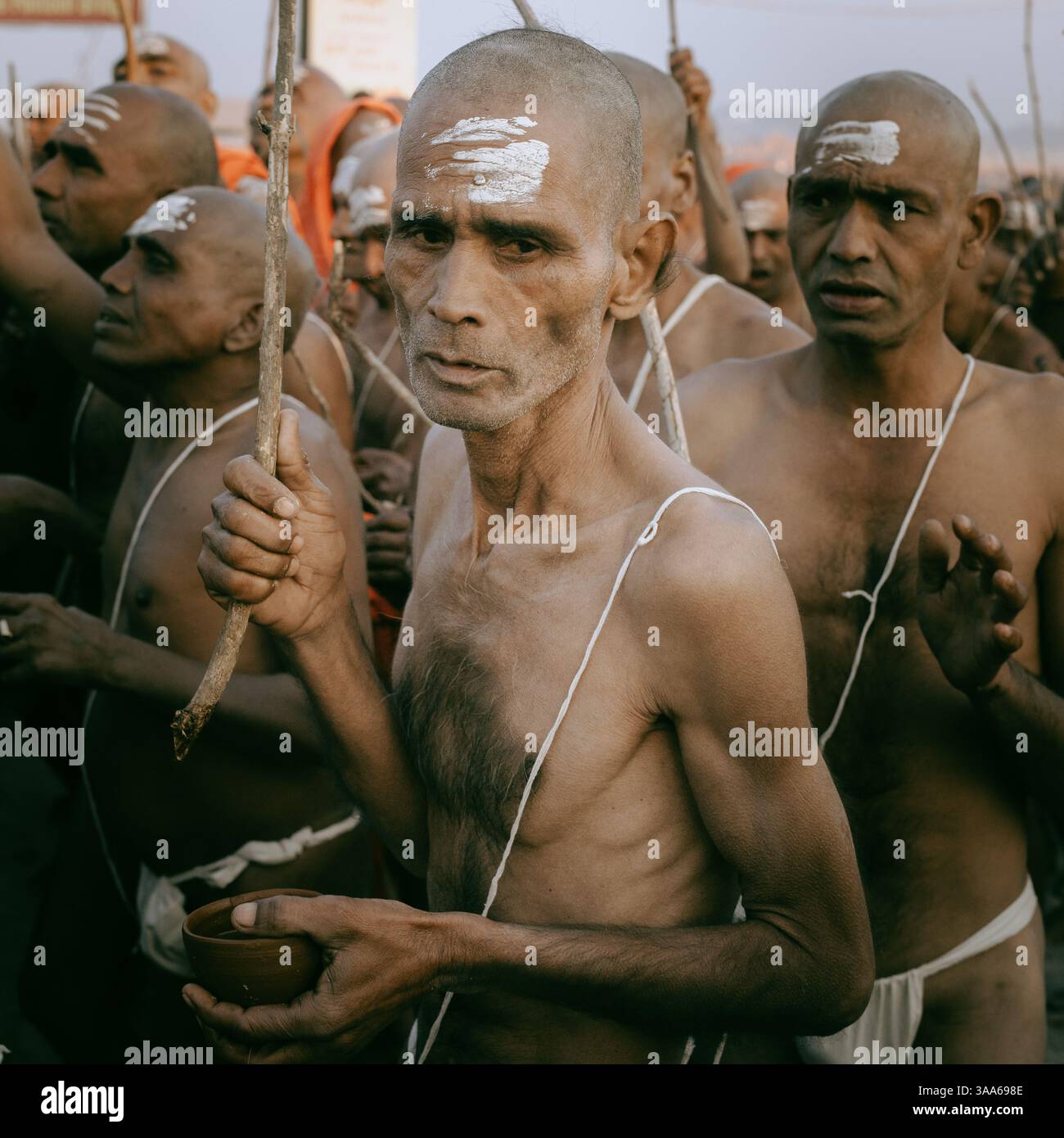 Indien, Prayagraj, februar 2025: 400 Millionen Pilger kamen nach Prayagraj, um sich während der kumbh mela - 31/03/2025 - Indien / Uttar Pradesh / Prayagraj - Gael Cloarec / Le Pictorium in die Gange zu schlagen und zu reinigen Stockfoto