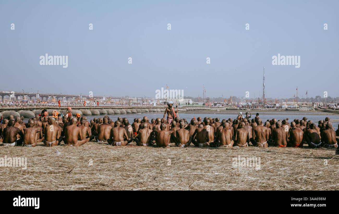 Indien, Prayagraj, februar 2025: 400 Millionen Pilger kamen nach Prayagraj, um sich während der kumbh mela - 31/03/2025 - Indien / Uttar Pradesh / Prayagraj - Gael Cloarec / Le Pictorium in die Gange zu schlagen und zu reinigen Stockfoto