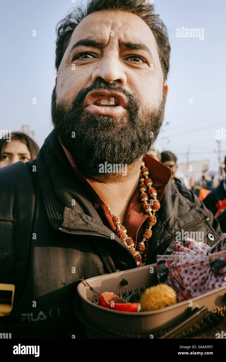 Indien, Prayagraj, februar 2025: 400 Millionen Pilger kamen nach Prayagraj, um sich während der kumbh mela - 31/03/2025 - Indien / Uttar Pradesh / Prayagraj - Gael Cloarec / Le Pictorium in die Gange zu schlagen und zu reinigen Stockfoto