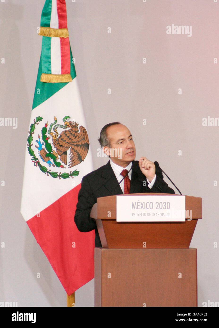 November 2006; Toluca, MEXIKO; Präsident von Mexiko FELIPE CALDERON HINOJOSO und ENRIQUE PEOA NIETO, Gouverneur des mexikanischen Staates, während eines Forums in Toluca, Mexiko. Die Gouverneure von Puebla, Hidalgo, Morelos, Tlaxcala und Mexico State trafen sich über wettbewerbsfähige Wirtschaft, gleiche Beschäftigungsmöglichkeiten und die Schaffung von Arbeitsplätzen und die nachhaltige Entwicklung des Landes. (Kreditbild: © Carlos Tischler/ZUMA Press) Stockfoto