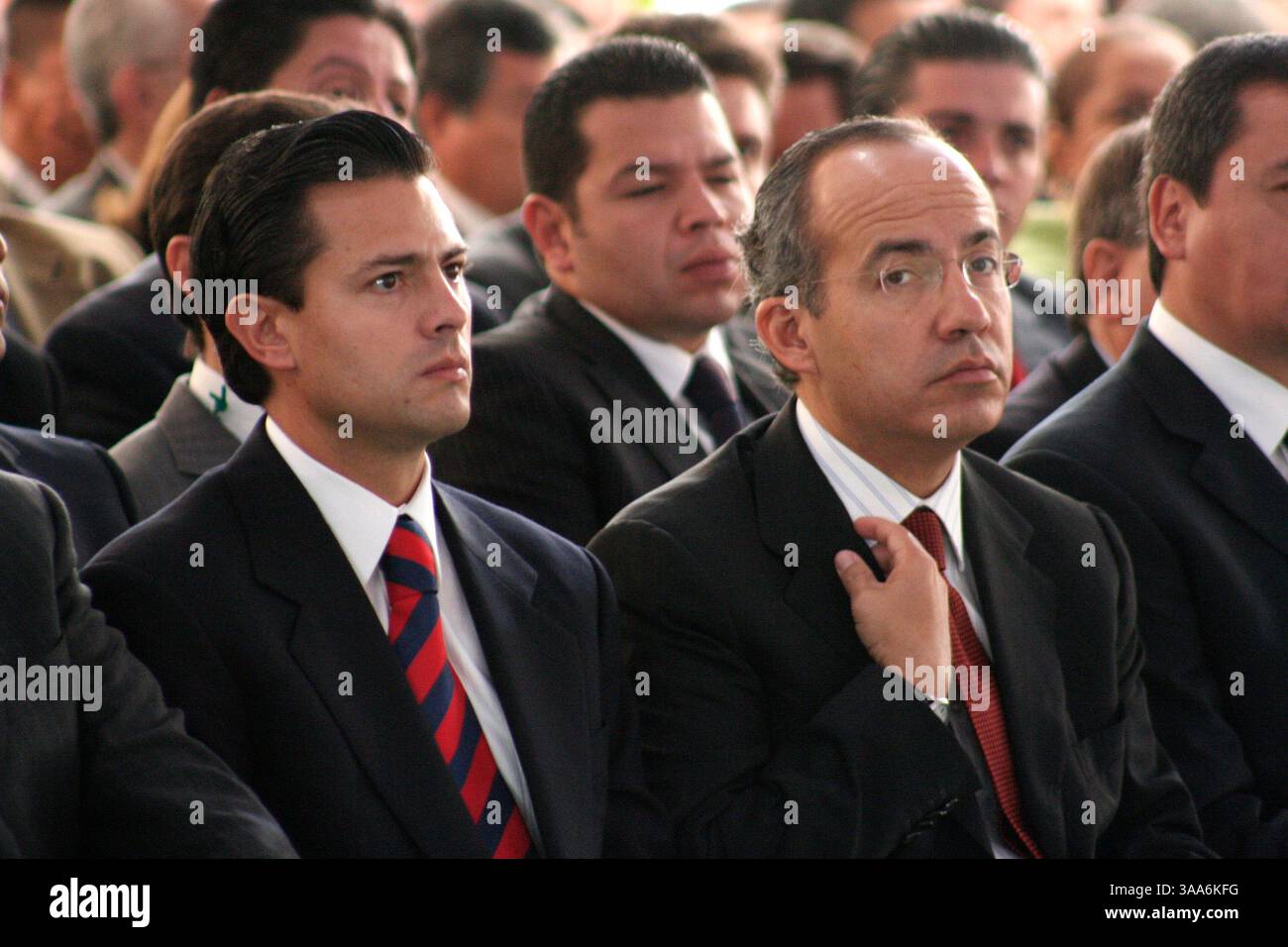 November 2006; Toluca, MEXIKO; Präsident von Mexiko FELIPE CALDERON HINOJOSO und ENRIQUE PEOA NIETO, Gouverneur des mexikanischen Staates, während eines Forums in Toluca, Mexiko. Die Gouverneure von Puebla, Hidalgo, Morelos, Tlaxcala und Mexico State trafen sich über wettbewerbsfähige Wirtschaft, gleiche Beschäftigungsmöglichkeiten und die Schaffung von Arbeitsplätzen und die nachhaltige Entwicklung des Landes. (Kreditbild: © Carlos Tischler/ZUMA Press) Stockfoto