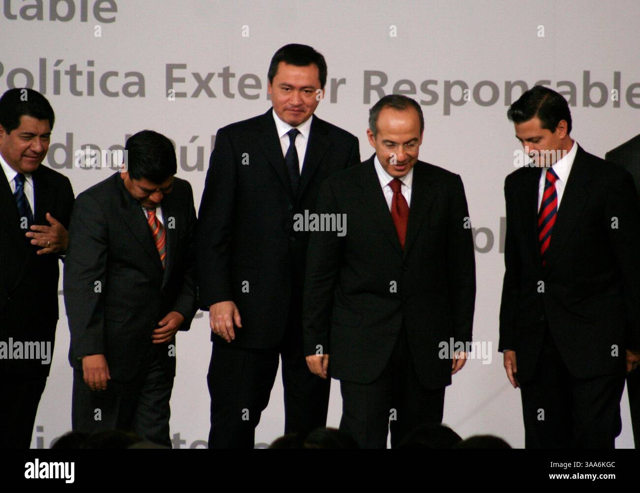 November 2006; Toluca, MEXIKO; Präsident von Mexiko FELIPE CALDERON HINOJOSO und ENRIQUE PEOA NIETO, Gouverneur des mexikanischen Staates, während eines Forums in Toluca, Mexiko. Die Gouverneure von Puebla, Hidalgo, Morelos, Tlaxcala und Mexico State trafen sich über wettbewerbsfähige Wirtschaft, gleiche Beschäftigungsmöglichkeiten und die Schaffung von Arbeitsplätzen und die nachhaltige Entwicklung des Landes. (Kreditbild: © Carlos Tischler/ZUMA Press) Stockfoto