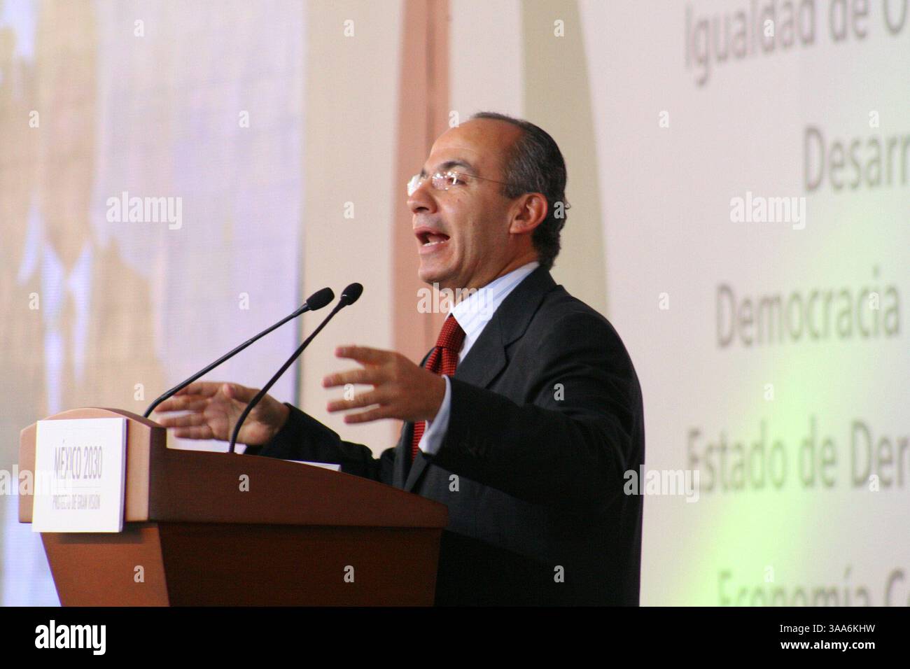 November 2006; Toluca, MEXIKO; Präsident von Mexiko FELIPE CALDERON HINOJOSO und ENRIQUE PEOA NIETO, Gouverneur des mexikanischen Staates, während eines Forums in Toluca, Mexiko. Die Gouverneure von Puebla, Hidalgo, Morelos, Tlaxcala und Mexico State trafen sich über wettbewerbsfähige Wirtschaft, gleiche Beschäftigungsmöglichkeiten und die Schaffung von Arbeitsplätzen und die nachhaltige Entwicklung des Landes. (Kreditbild: © Carlos Tischler/ZUMA Press) Stockfoto
