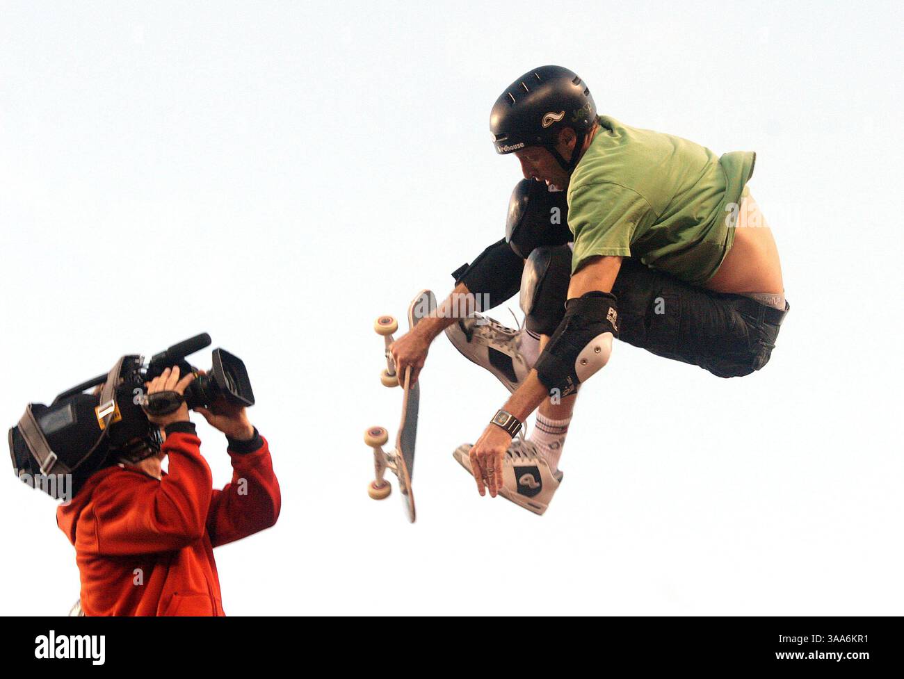November 2006; San Francisco, CA, USA; TONY HAWK AUF ICER AIR 2006. Aufbauend auf der Popularität der Eröffnungsveranstaltung auf San Franciscos berühmtem Hügel in der Fillmore Street nahmen Skifahrer und Snowboarder erneut einen weiteren von San Franciscos berühmten Orten an, IM &T Park. Esurance ICER AIR 2006, das erste große Ski- und Snowboard-Event in einem Stadion, zog 25.000 Zuschauer für einen erlebnisreichen Tag mit Schnee, Musik und Big Air an. Tony Hawk und Jonny Moseley waren zur Verfügung, um die Veranstaltung zu moderieren und zu emcen. Obligatorischer Ausweis: Foto von Krista Kennell/ZUMA Press. (©) Copyright 2006 von Krista Kennell Stockfoto
