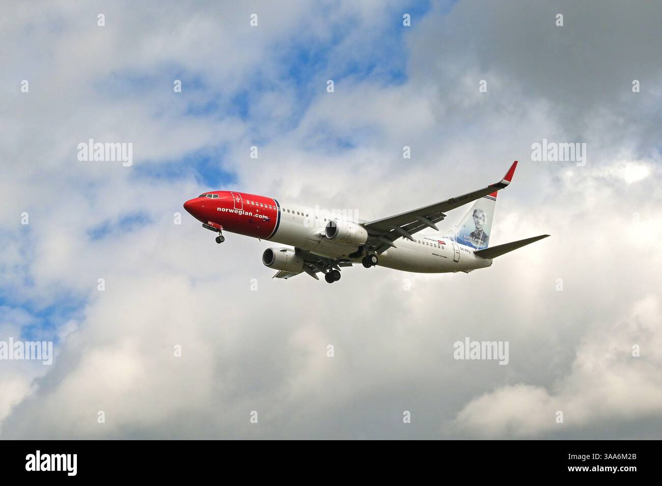 London, England, Vereinigtes Königreich - 1. August 2023: Boeing 737-800 (Registrierung SE-RPJ), betrieben von Norwegian Air Shuttle, nähert sich dem Flughafen London Gatwick an Stockfoto