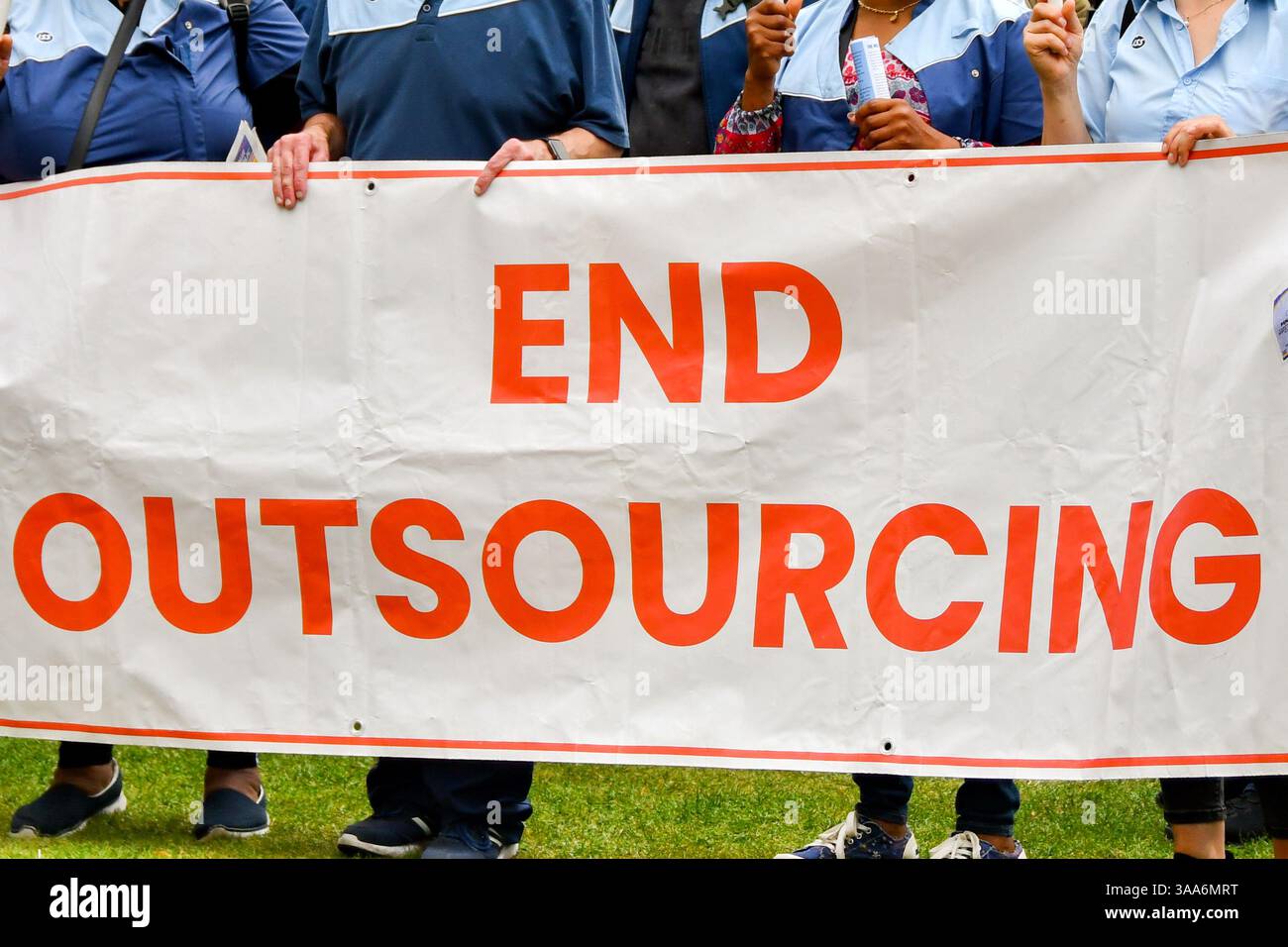 London, England, Großbritannien - 28. Juni 2023: Banner von Protesten gegen die Auslagerung öffentlicher Dienstleistungen aufgehalten Stockfoto