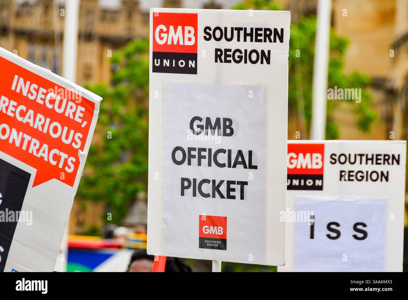 London, England, Vereinigtes Königreich - 28. Juni 2023: Banner und Schilder, die von Menschen gegen die Auslagerung öffentlicher Dienstleistungen aufgehalten werden Stockfoto
