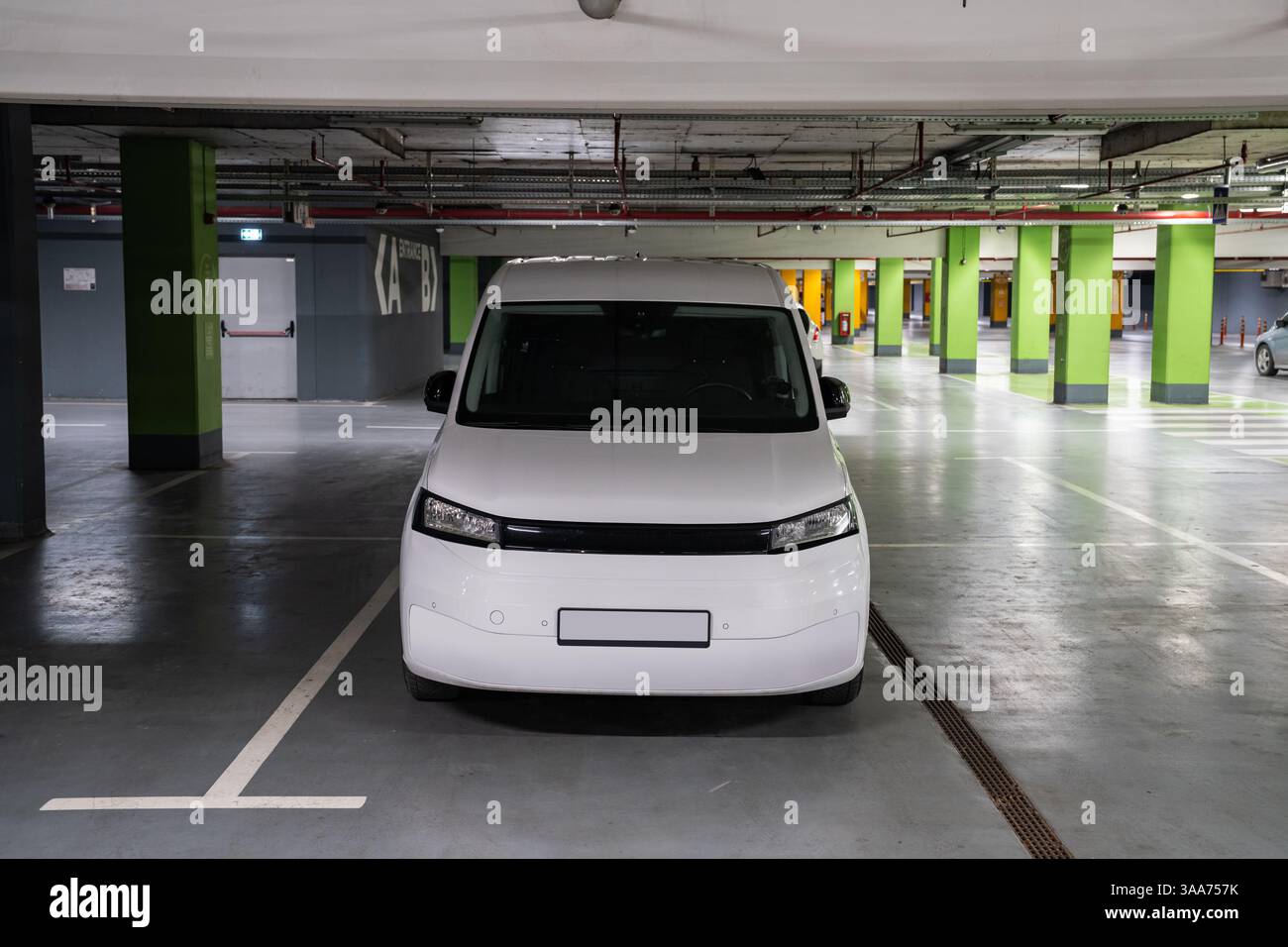 Weißer Lieferwagen auf einer Tiefgarage. Stockfoto