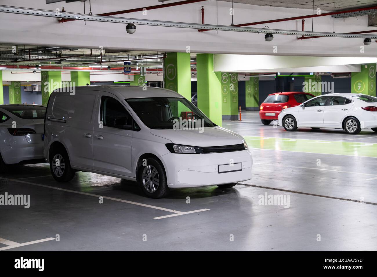 Weißer Lieferwagen auf einer Tiefgarage. Stockfoto