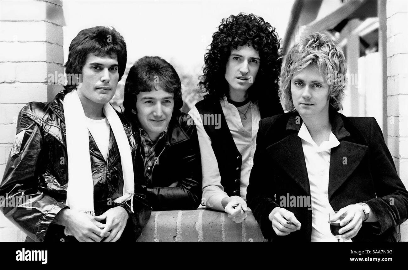 Queensize-Bett. Werbeshot der britischen Rockband, um 1977. Von links nach rechts: Freddie Mercury, John Deacon, Brian May und Roger Taylor Stockfoto