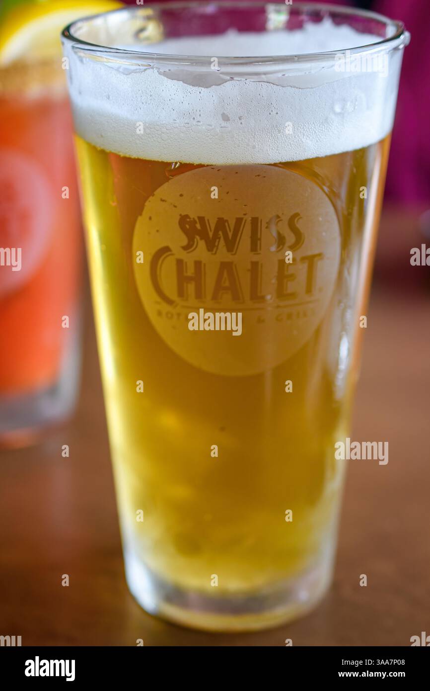 Ein Glas Bier wird in einem Swiss Chalet Restaurant in Kanada serviert Stockfoto