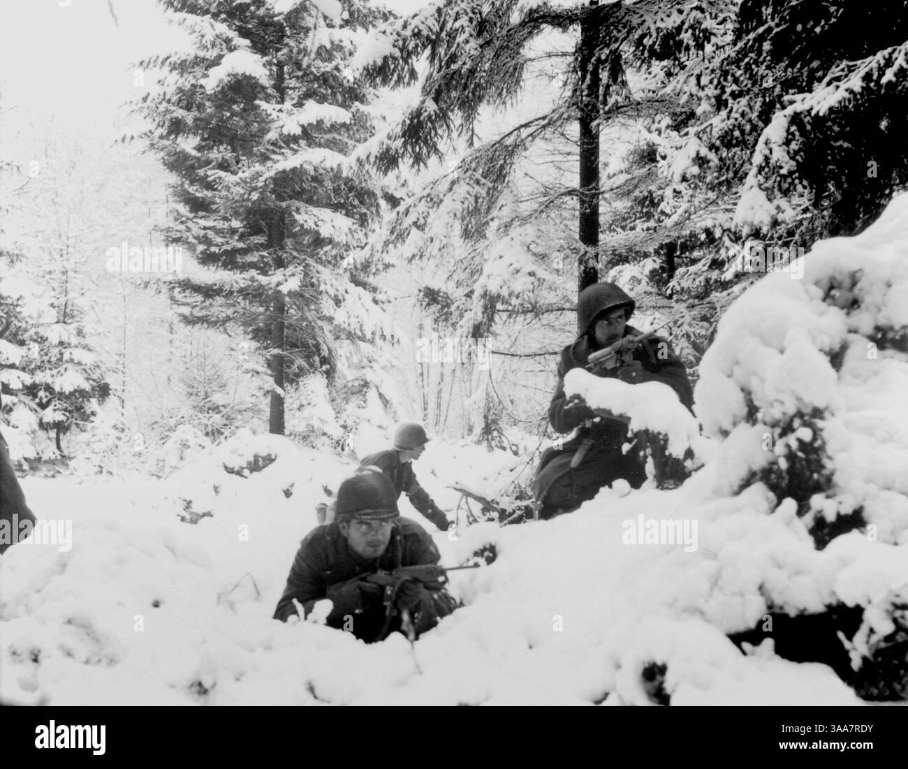 IN DER NÄHE VON AMONINES, BELGUIM - 04. Januar 1945 - amerikanische Infanteristen des 290. Regiments der US Army kämpfen bei frischem Schneefall in der Nähe von Amonines, Belgien. T Stockfoto