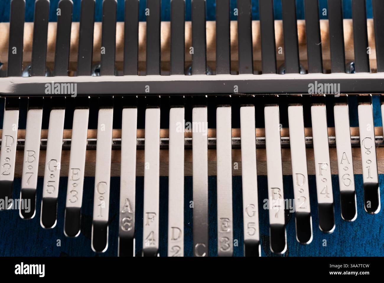 Nahaufnahme der Schlüssel einer Kalimba Stockfoto
