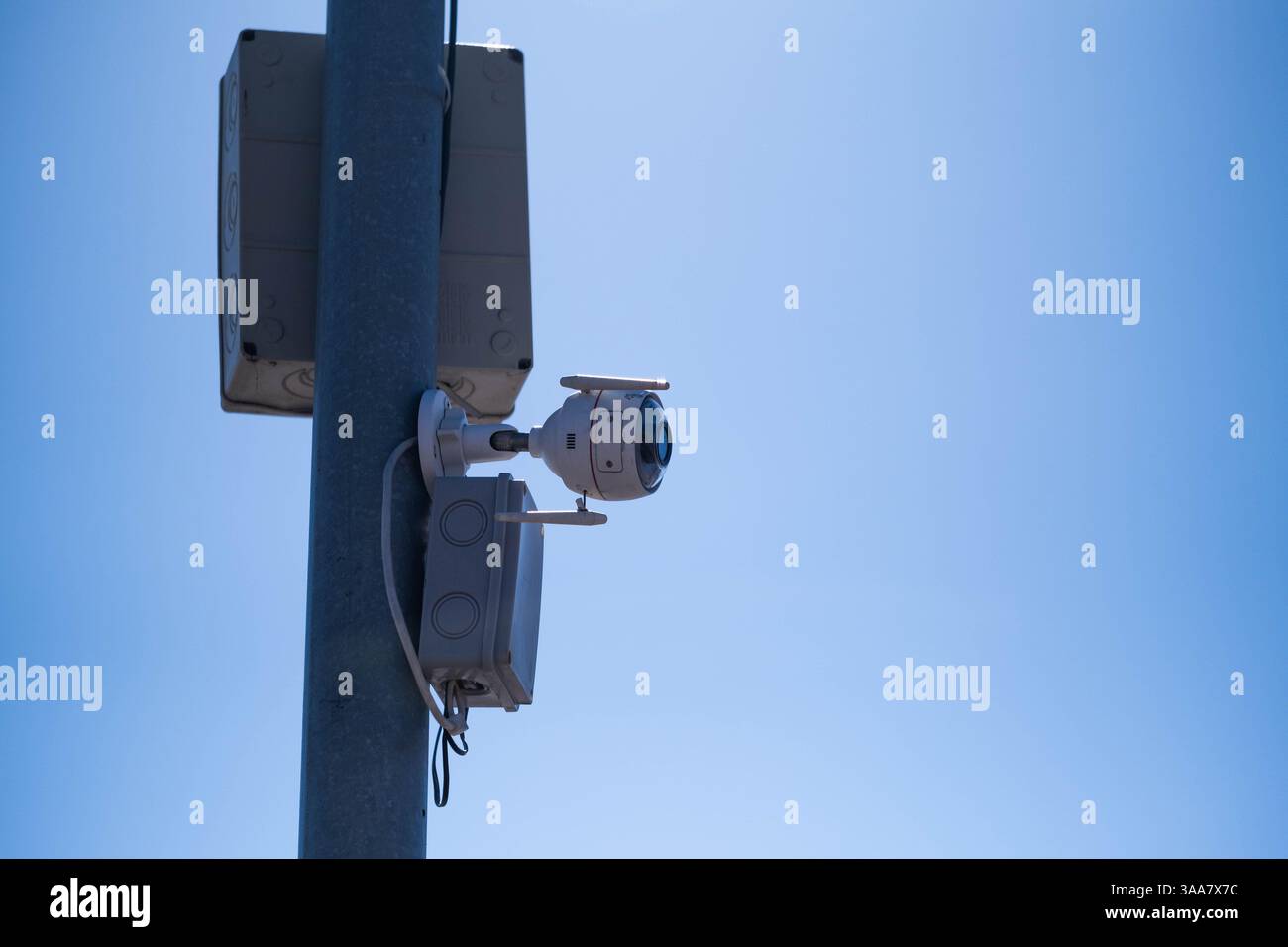 CCTV-Kamera auf dem Pol mit blauem Himmel Hintergrund, Sicherheitskonzept Stockfoto