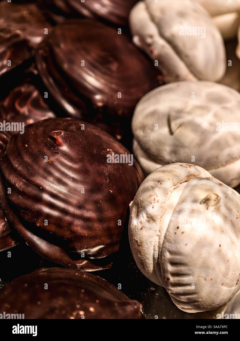 Schokolade und weiße Schokolade überzogene Cookies verschiedene verwöhnende süße Leckereien Makrofotografie köstliche Dessert Snack für Kinder und Erwachsene Party Essen luxuriöse Süßwaren Urlaub Hintergrund Stockfoto
