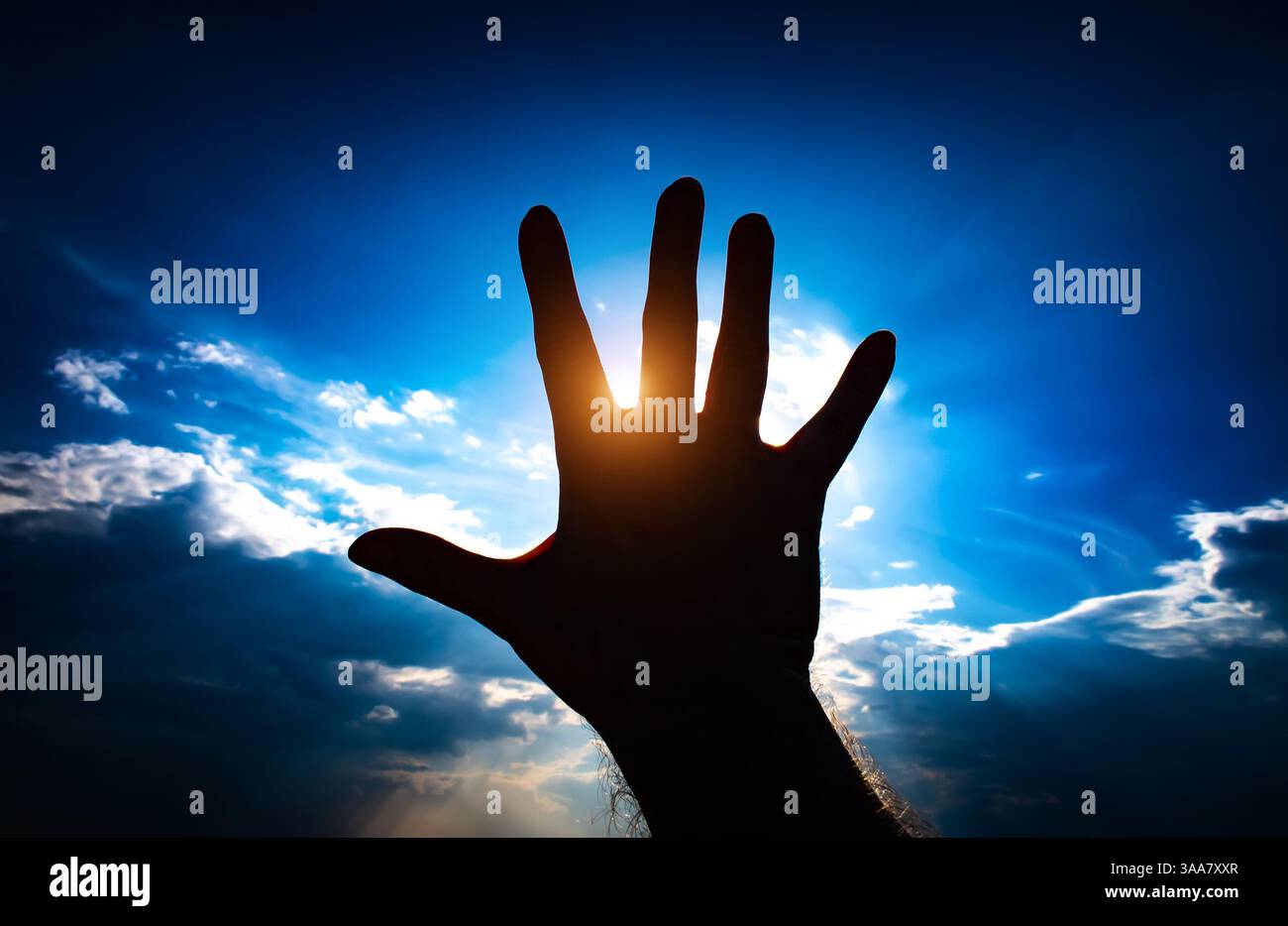 Vignettierung und dunkles Foto von Hand Silhouette auf Himmel Hintergrund Nahaufnahme Stockfoto